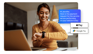 Cliente qui reçoit une demande de paiement par message texte sur sa montre intelligente avec les logos de Apple Pay et Google Pay
